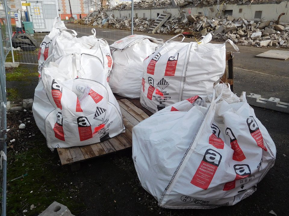 Gekennzeichnete Big-Bags mit Asbestabfall auf einer Baustelle