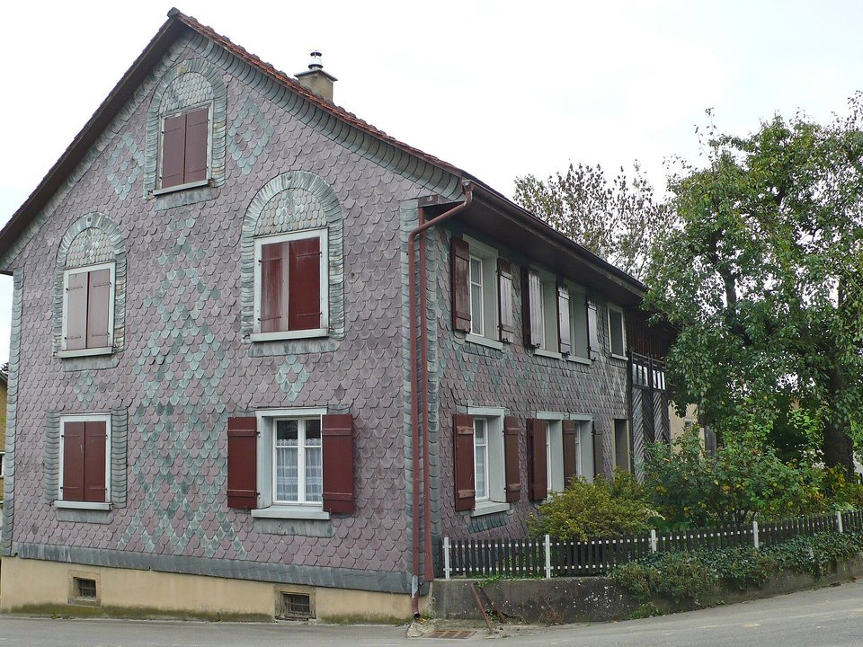 Wohnhaus mit Fassade aus Asbestzement-Platten