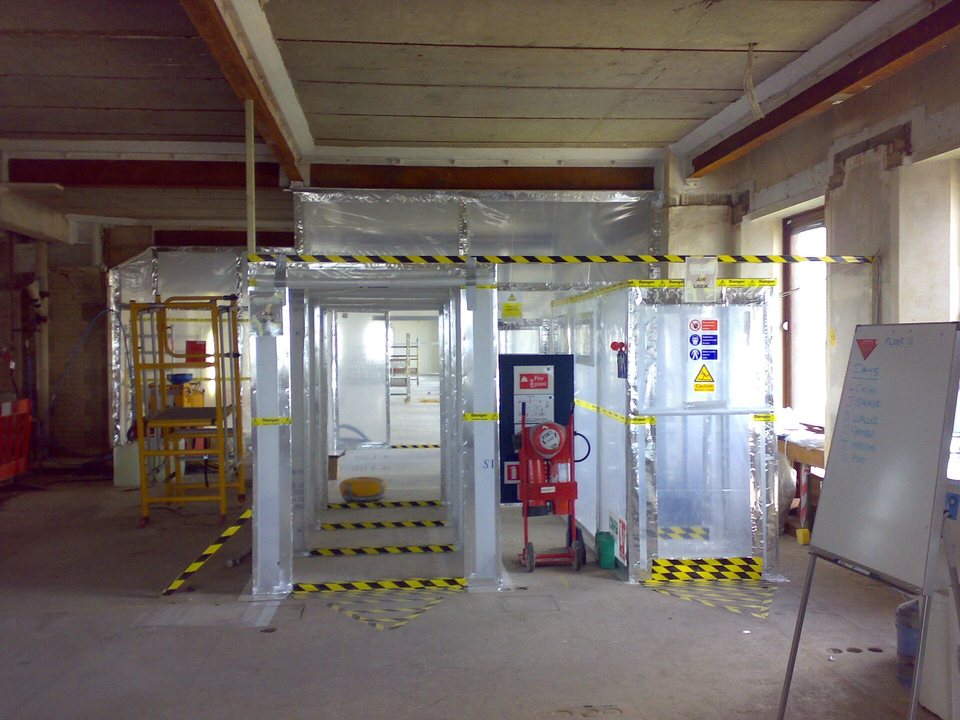 Schwarzbereich mit Folienwänden und Personenschleuse in einem Gebäude