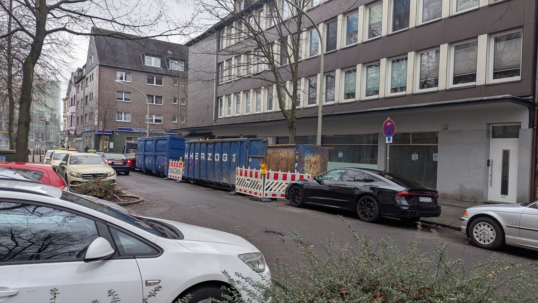 Container vor dem Gebäude zum Baubeginn