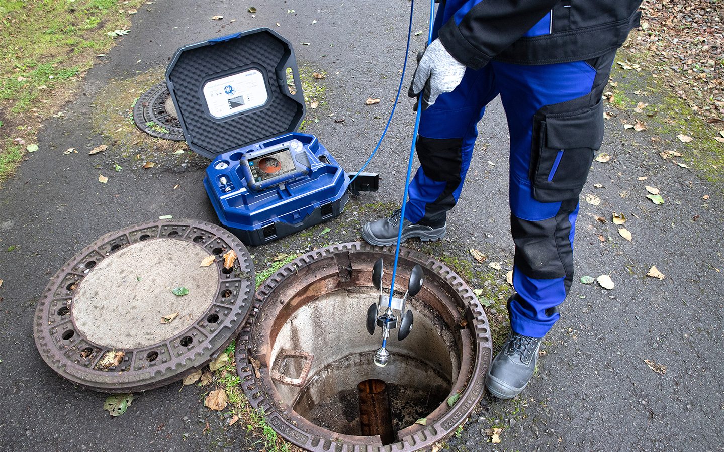 Kamera wird über einen Schacht in den Kanal abgelassen