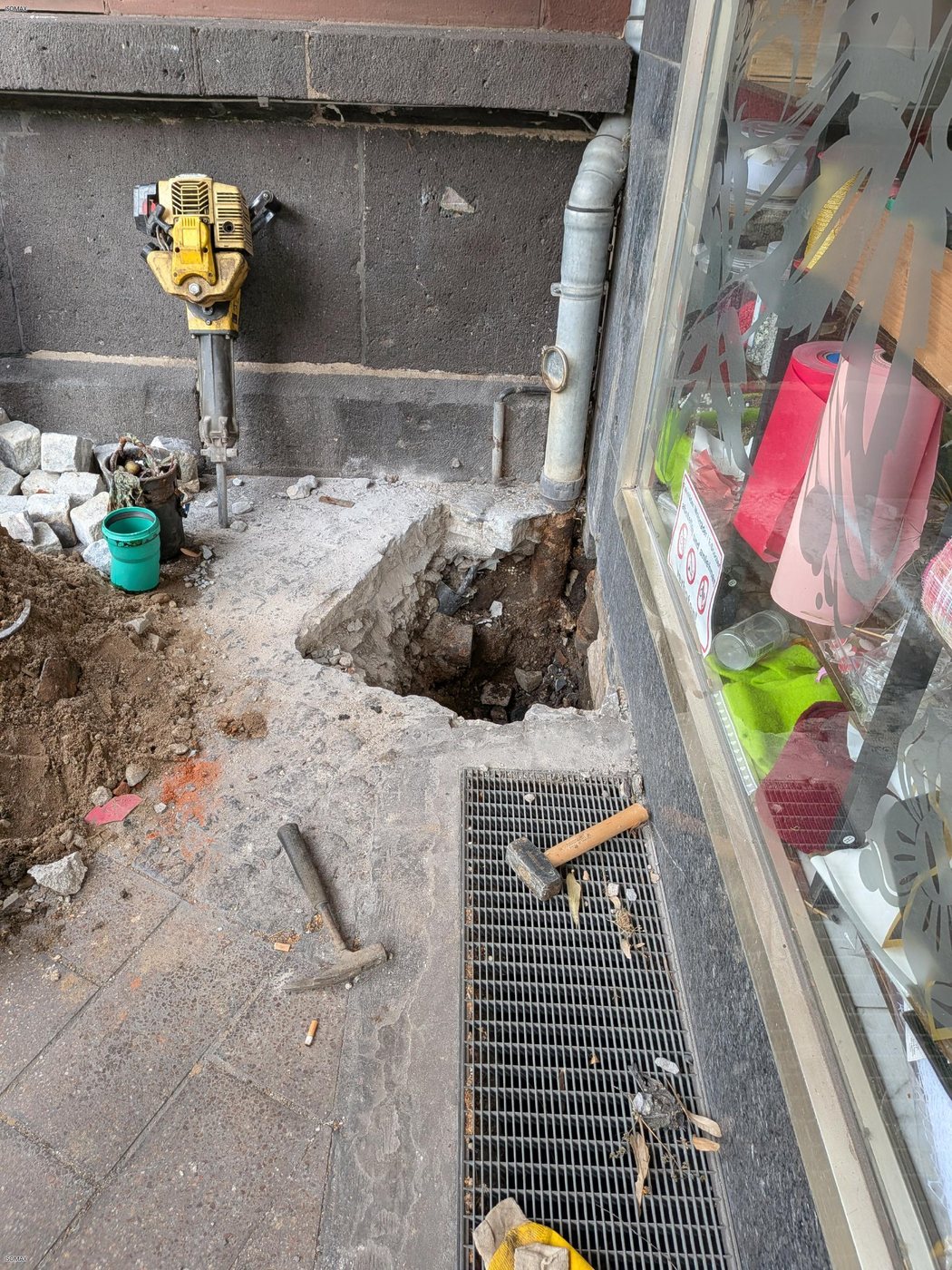 Geöffneter Boden vor der Fassade: Suche nach dem verrotteten Anschluss